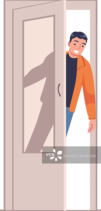 男人开门进入家中图片素材