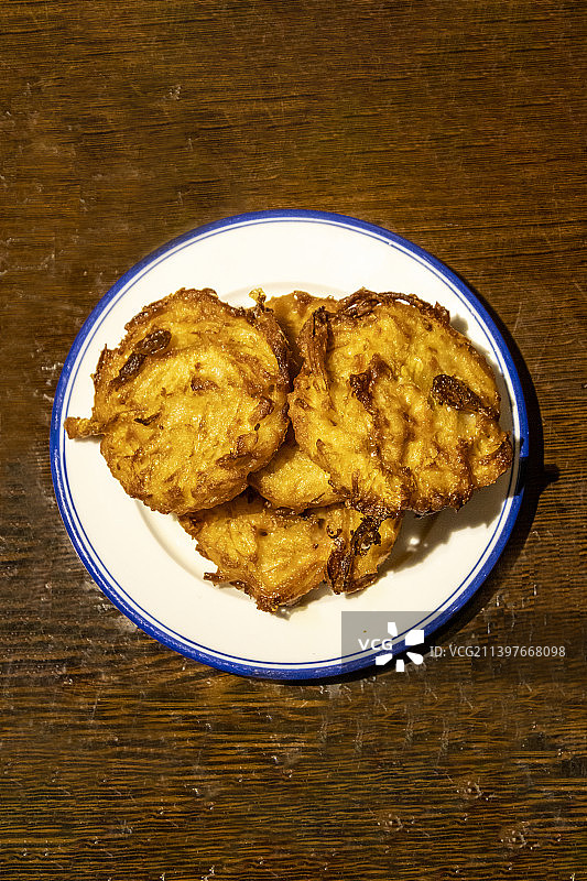 浙江绍兴鲁迅故里步行街咸亨酒店小吃：油炸萝卜丝饼图片素材