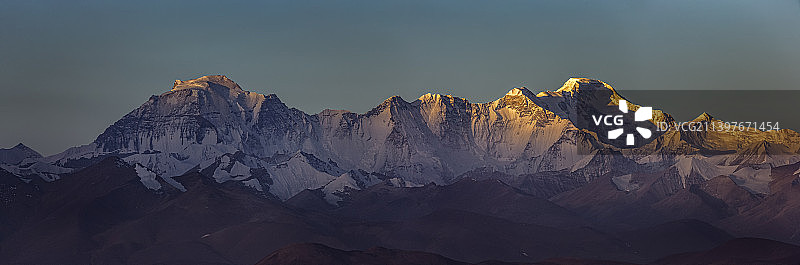 中国西藏日喀则定日县加吾拉山口拍摄卓奥友峰日照金山图片素材