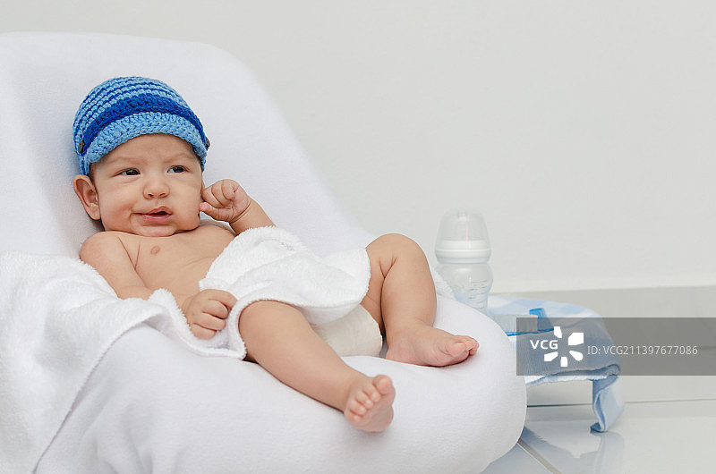 在家躺在床上的可爱男婴肖像图片素材