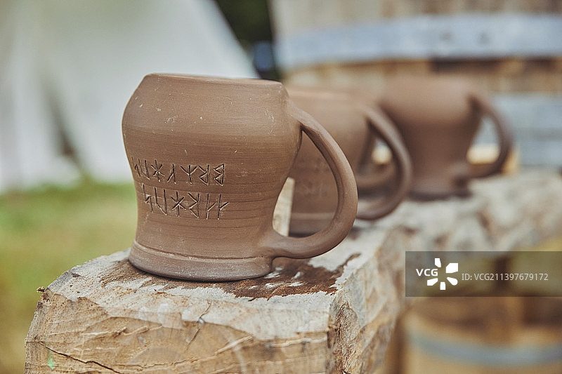 维京节上的复古陶瓷杯图片素材