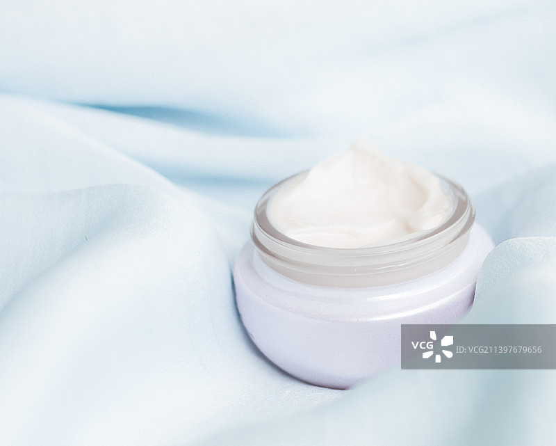 柔软丝绸上的奢华面霜 - 抗衰老，化妆品和美容图片素材