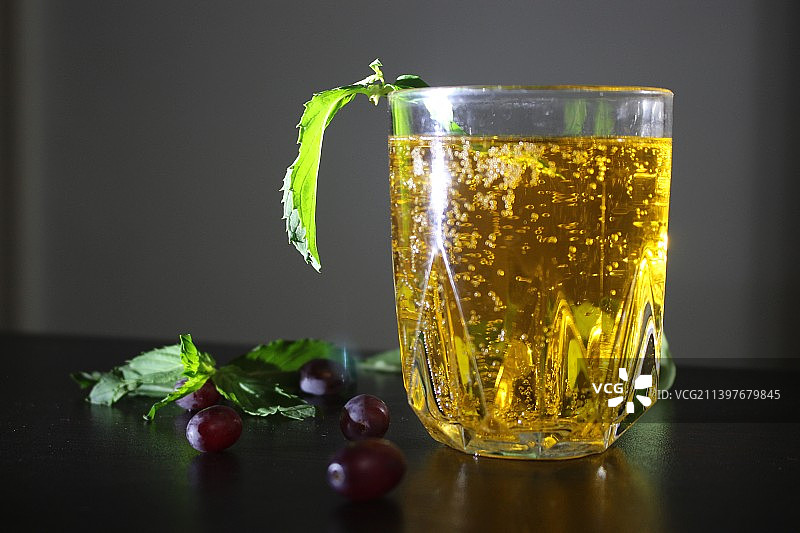 桌上的玻璃杯饮品特写，伊朗阿尔波兹省图片素材