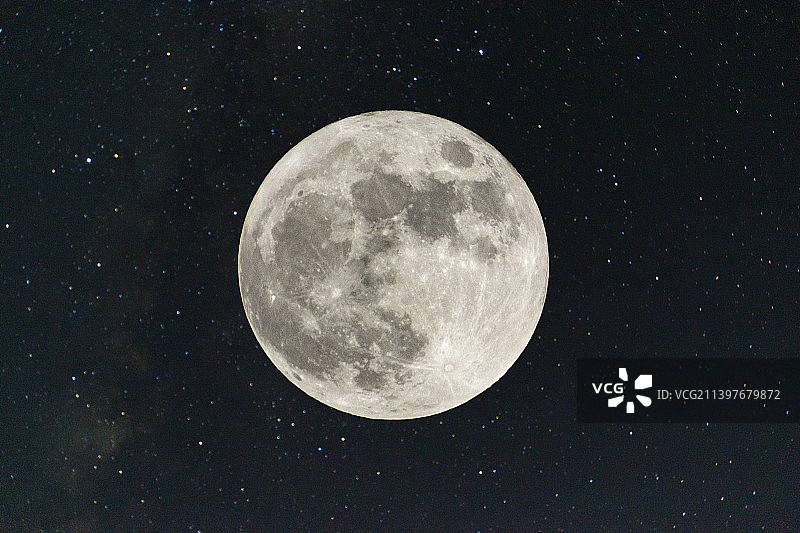 西班**牙马德里夜空下的月亮低角度视图图片素材