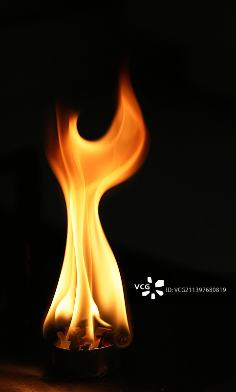黑色背景下的火焰特写图片素材