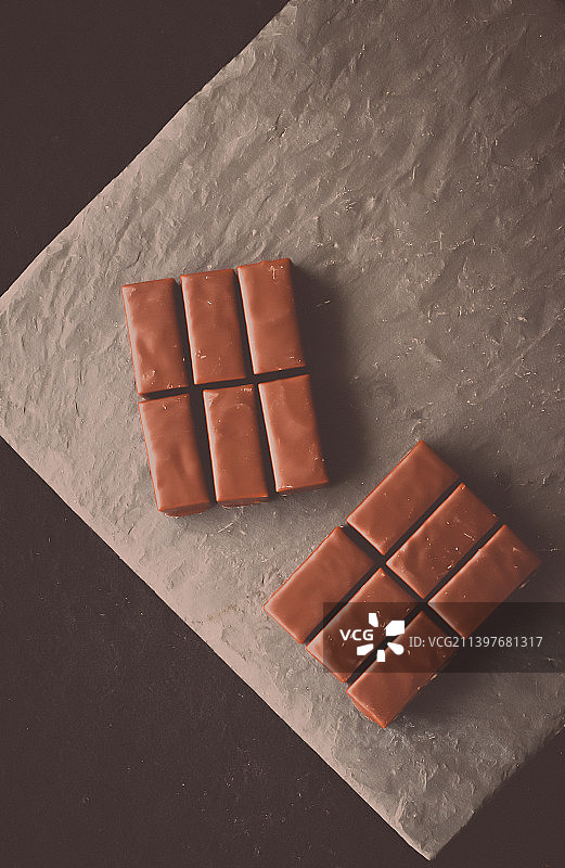 桌上巧克力棒的俯视图图片素材