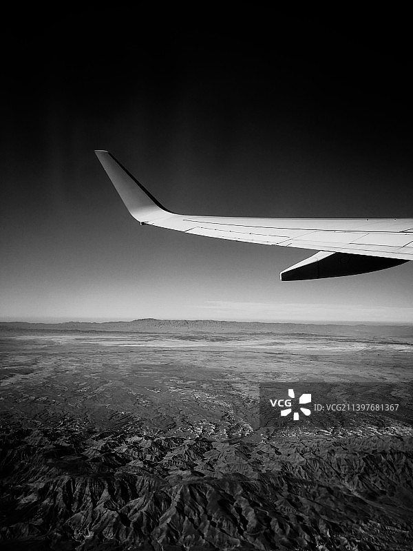 飞机机翼飞越海洋的局部影像，奎达，俾路支省，巴基斯坦图片素材