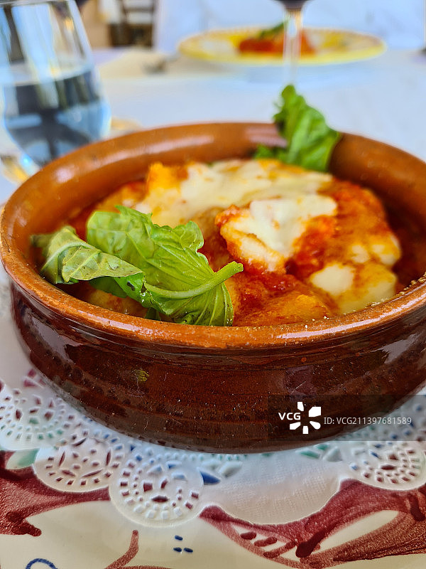 特写：桌上碗里的汤，意大利图片素材