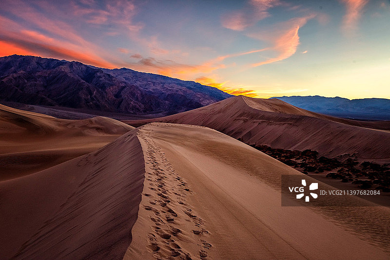 日落时沙漠映衬天空的风景图片素材
