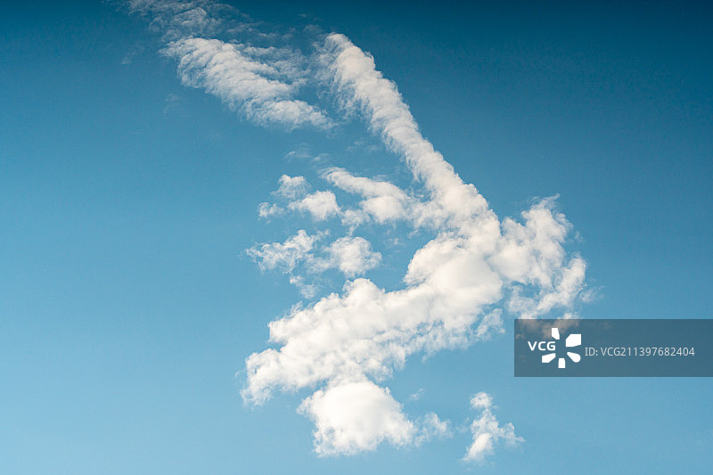 蓝天上的淡白色云朵图片素材