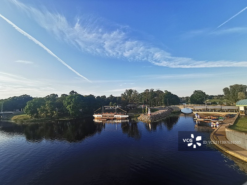 拉脱维亚叶尔加瓦的河流和建筑景观图片素材