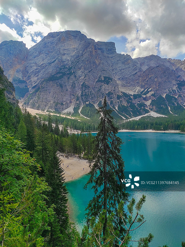 湖和山的景色映衬着天空图片素材