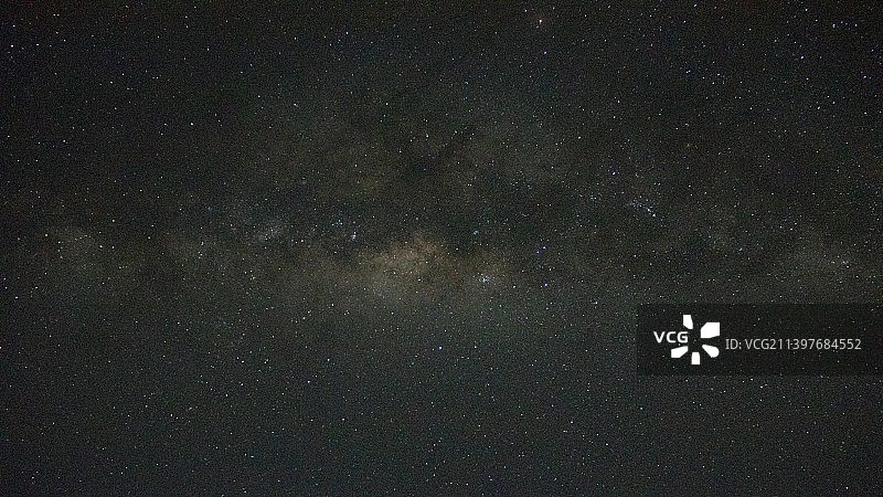 坦桑尼亚奔巴岛夜空中星星的仰视图图片素材