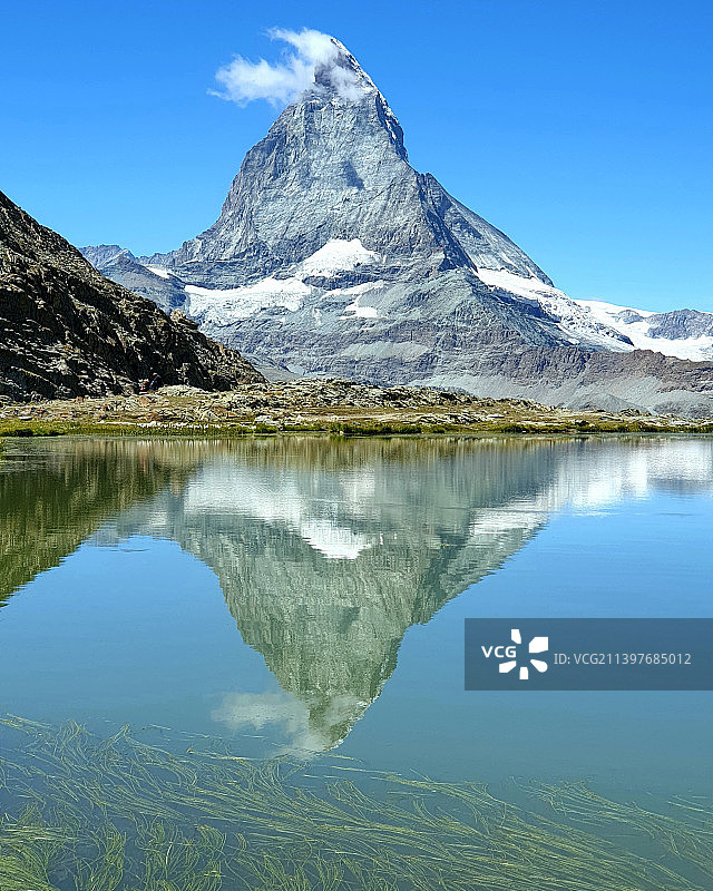 湖泊和雪山在蓝天下的风景图片素材