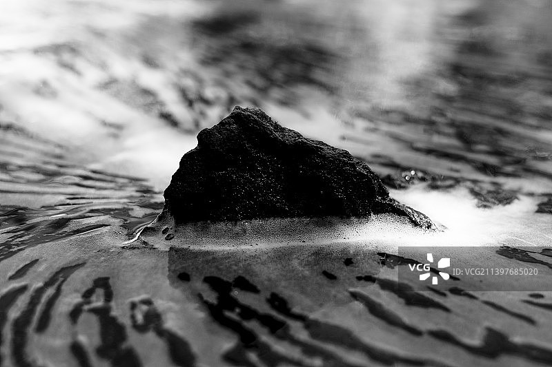 加拿大福克斯湖旅馆海中岩石特写图片素材