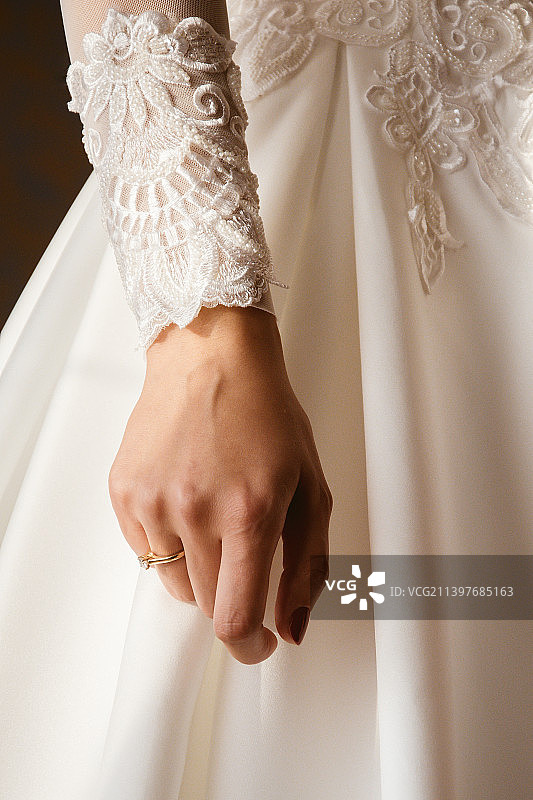 新娘和新郎手牵手的局部图像图片素材