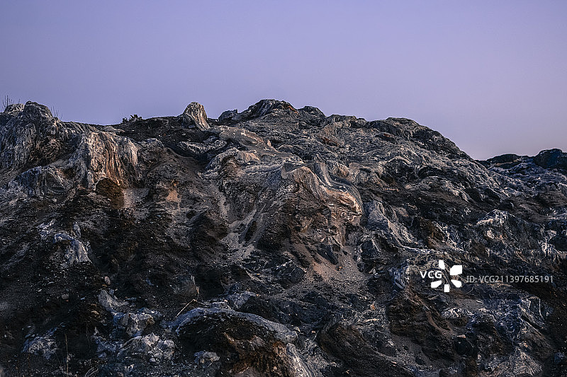 加拿大福克斯湖旅馆的岩层与晴朗天空的低角度视图图片素材