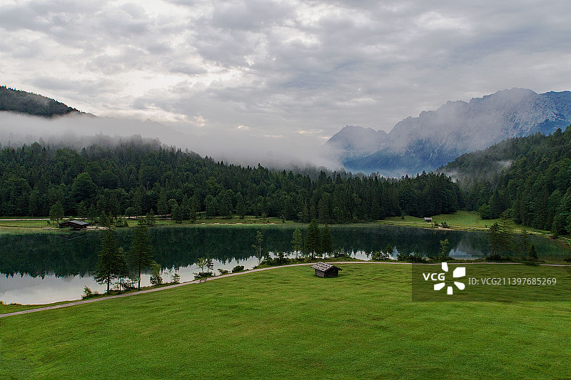 德国米滕瓦尔德费尔兴湖天空下的湖光山色美景图片素材