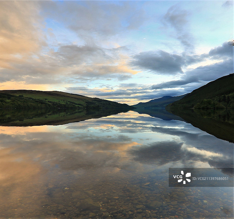 英国阿伯费尔迪肯莫尔日落时分的湖泊美景图片素材