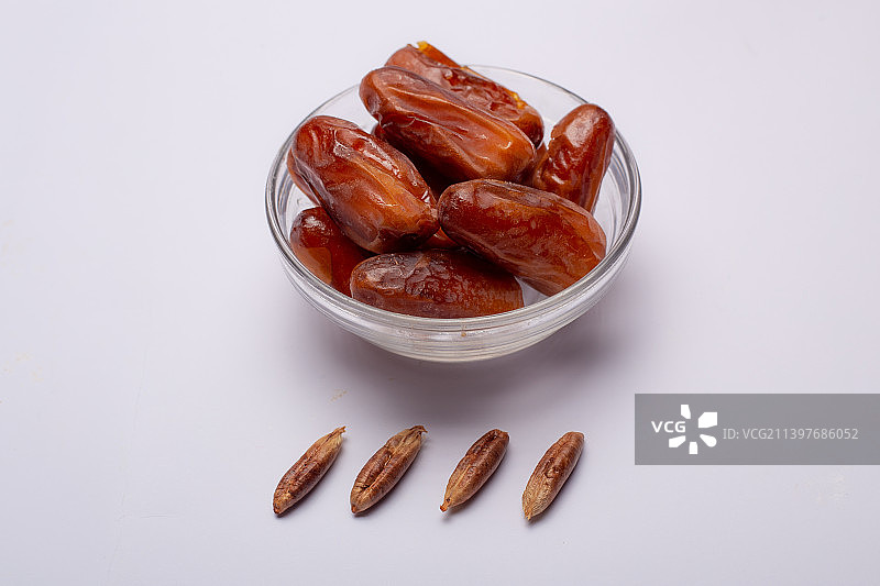 白色背景下碗中海枣特写图片素材