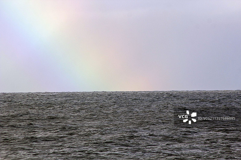 英国索尔威湾海面彩虹景观图片素材