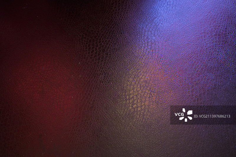 粉色和绿色高光的黑色皮革背景图片素材