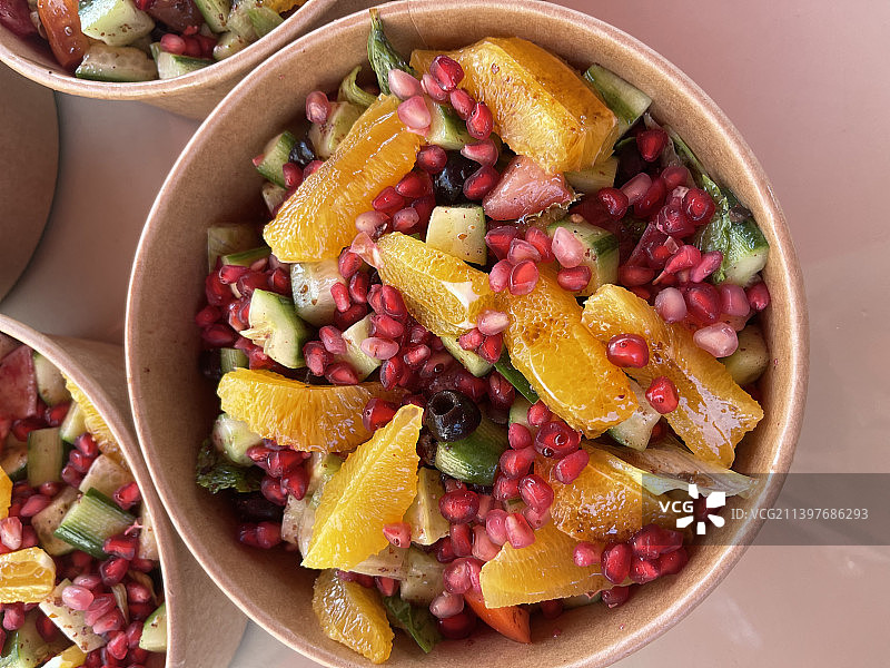 年轻女子制作新鲜沙拉图片素材