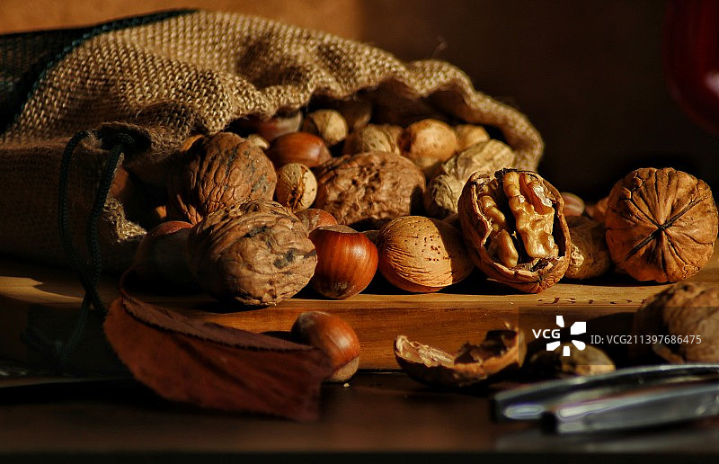 桌上的核桃特写图片素材