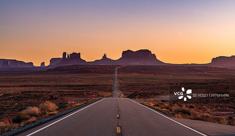 美国日落时分天空背景下的空旷道路景观图片素材