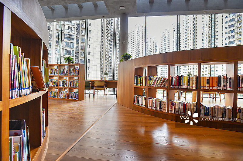 贵阳在悬崖上建成一座图书馆，目前书籍陆续上架，近期将向市民开放图片素材