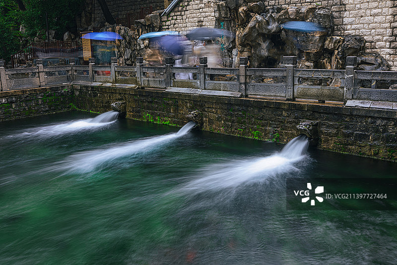 山东济南黑虎泉长时间曝光雨中图片素材