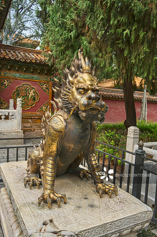 北京故宫御花园内钦安殿门前的青铜神兽獬豸图片素材