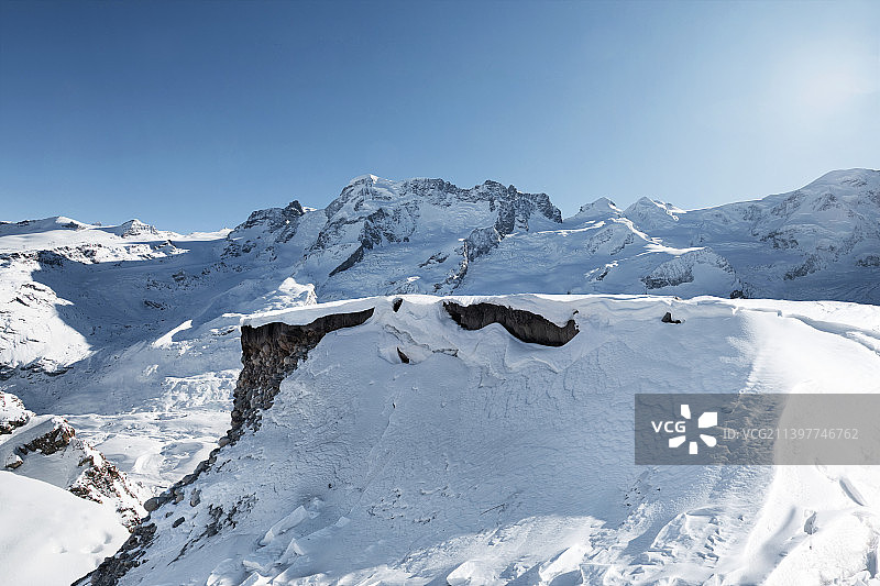 陡峭的雪山平台图片素材