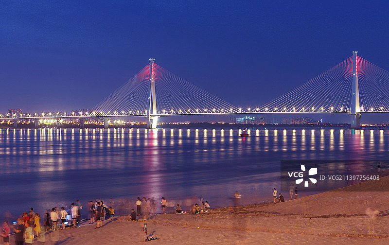 盛夏的夜晚，江滩上消暑的人们图片素材