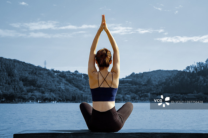 身材苗条的女生在户外做瑜伽热身锻炼运动图片素材