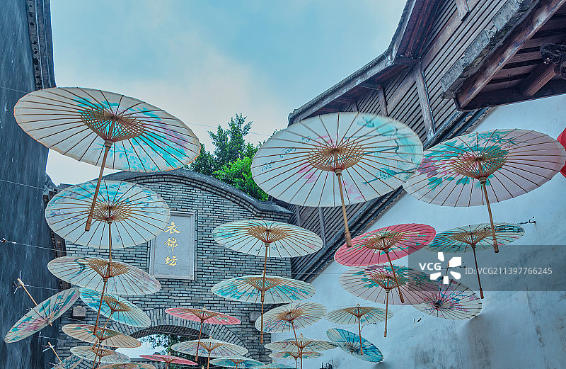 福州三坊七巷古街道旅游景区传统油纸伞图片素材