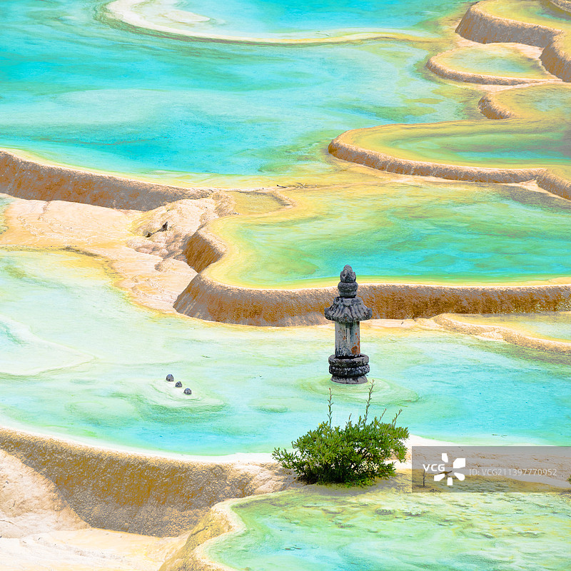 漫画风格的黄龙五彩池图片素材