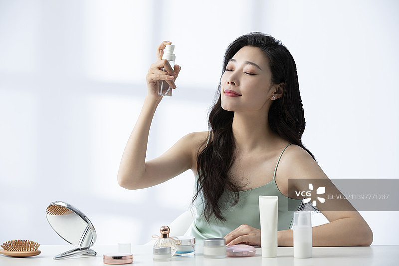 年轻美女化妆图片素材