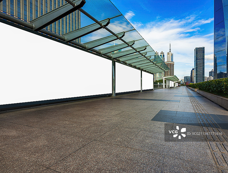 晴朗的上海城市路面背景图片素材