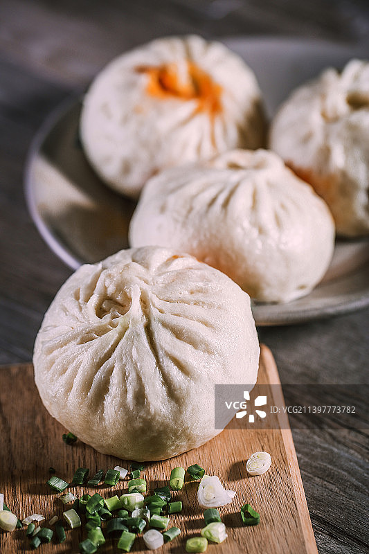 在木桌上有四个随意放置的肉包子图片素材