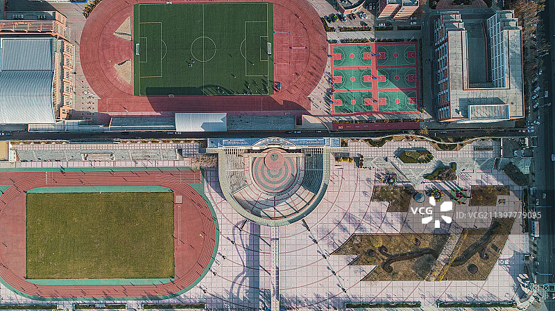 城市建筑中的篮球场田径场图片素材