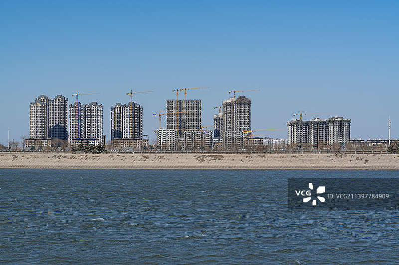 曹妃甸海岸边上的住宅楼和城市建筑图片素材