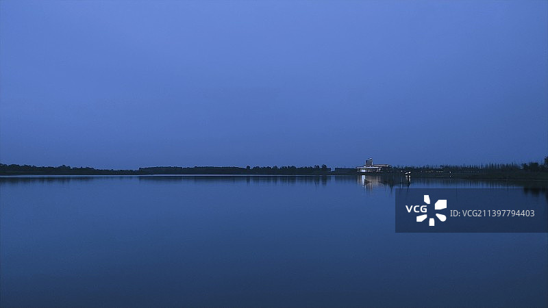 夜空明媚的湖景图片素材
