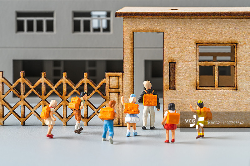 开学学生进入校园创意微缩景观图片素材