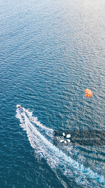 海南省三亚市亚龙湾快艇拖伞海上拖曳伞图片素材