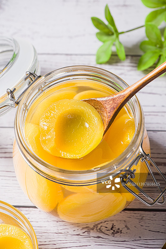 勺子里的黄桃罐头特写图片素材