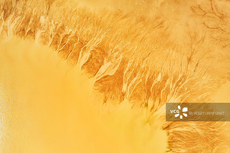 河南省洛阳市孟津济源市黄河小浪底水利枢纽上游库区黄河沙洲与滩涂冲刷出的图案航拍正上方视角图片素材