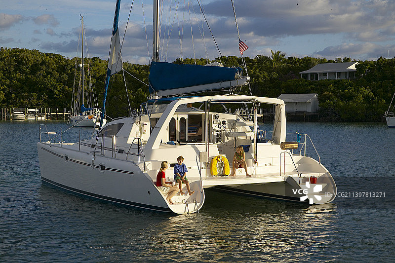 停泊在巴哈马的双体船图片素材