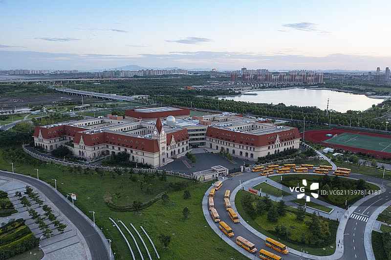 学校，校车，哥特式建筑图片素材