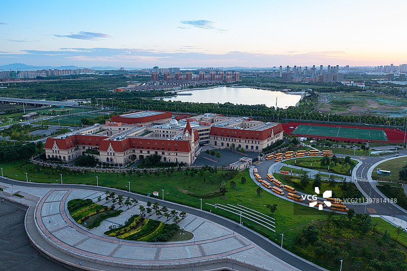 学校，校车，哥特式建筑图片素材